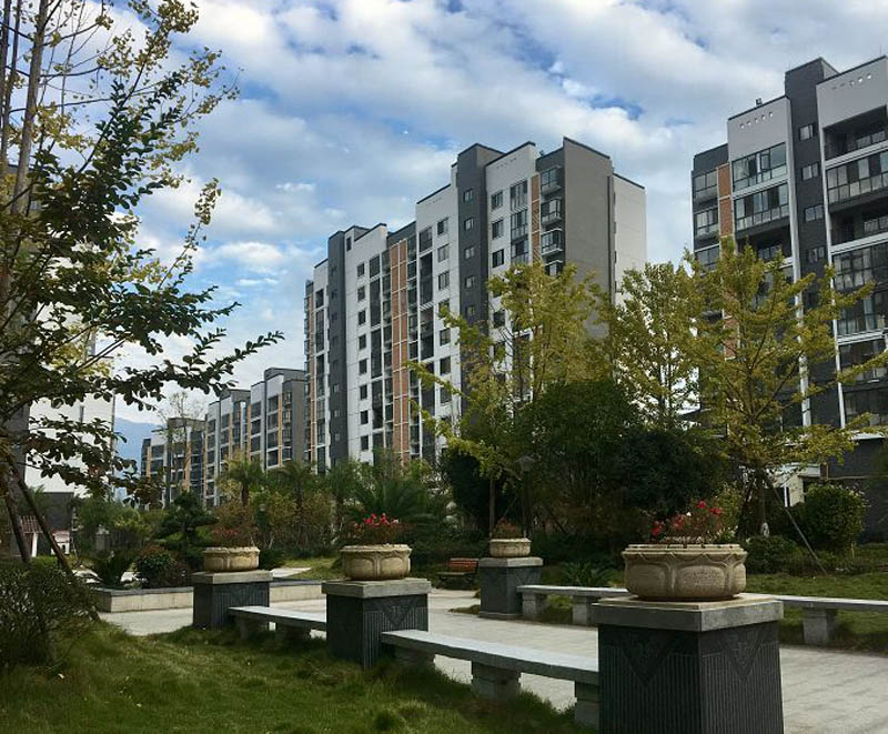 汝城三江花苑房子值得买吗？项目总占地约10万平方米，由30栋多层、小高层住宅，1栋酒店及一座幼儿园组成，住宅总户数约1400户，商业面积约3.7万平米，酒店面积约3.8万平方米，车位总数约1800个。