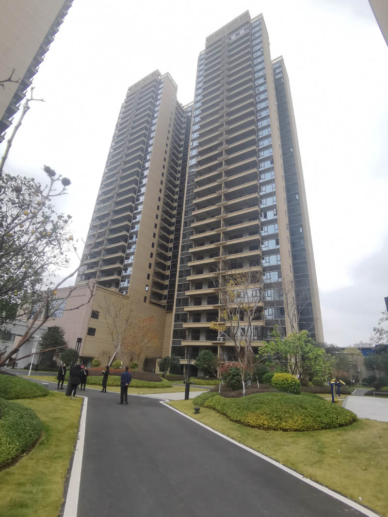 耒阳九三华樾项目总占地15874.2平米，实际建面约76026平米，总体规划3栋住宅，总住宅469户；地上停车位52个，地下468个；楼盘坐落在耒阳市神龙中路康鸿花园对面。