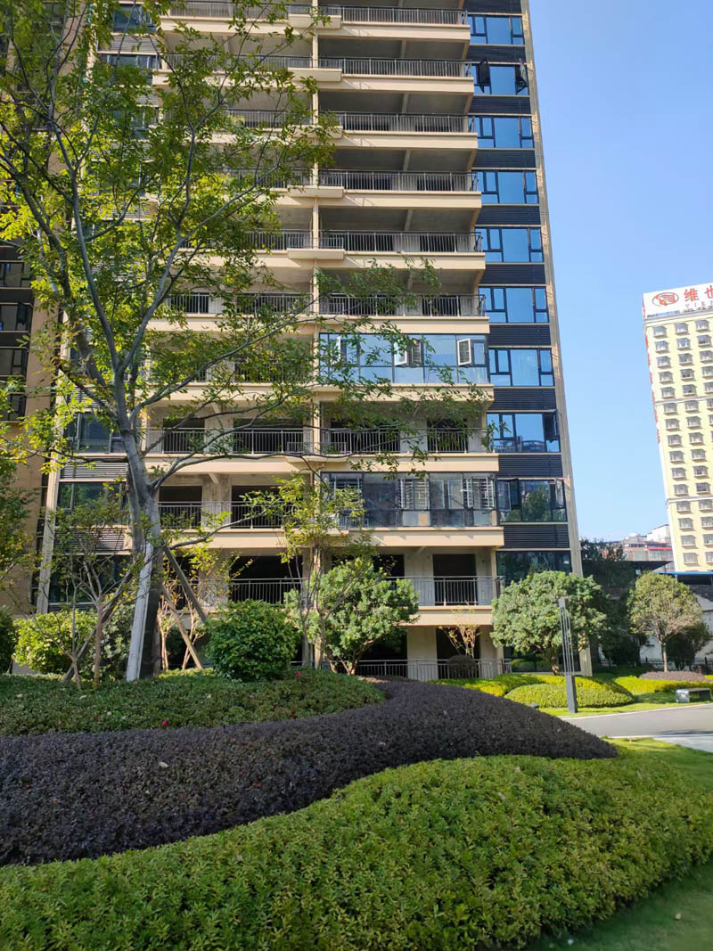 耒阳九三华樾项目总占地15874.2平米，实际建面约76026平米，总体规划3栋住宅，总住宅469户；地上停车位52个，地下468个；楼盘坐落在耒阳市神龙中路康鸿花园对面。