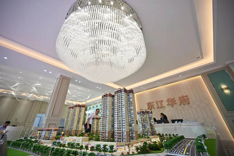 汝城东江华府房子值得买吗？项目总占地约48亩，实际建面约8.8万方，小区规划住宅650户，停车位660个；周边邻近汝城县人民医院、汝城县中医院，汝城县第七中学；