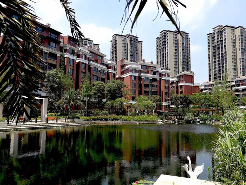 桂东汇达豪庭二期楼盘怎么样？项目总占地69416平米，小区规划户数为397户，共由8栋电梯小高层、多层、平层组成，停车位472个；楼盘坐落在桂东县桂东大道，于2020年12月交房。