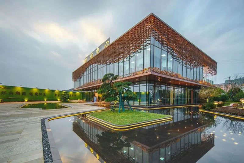 嘉禾汇景雍和居怎么样？项目占地10731平米，小区规划住宅2094户，停车位1913个；周边毗邻苏园中小学，郴州市中医院、苏仙区白鹿洞医院、第二人民医院。