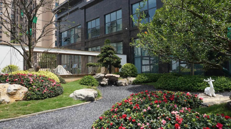 嘉禾九老峰首府怎么样？项目总占地约4万平米，小区规划住宅1372户，九老峰首府1栋、4栋、5栋预计2024年12月交房；周边毗邻尊崇完小、珠泉完小(本部)、文家学校、嘉禾县五中、城关中学。