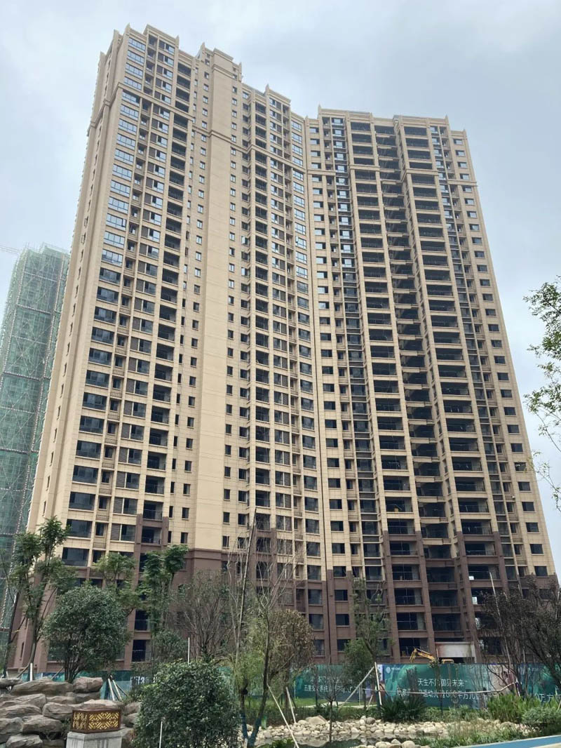 嘉禾中港瓏熙府住宅二期怎么样？项目总占地103385平米，小区规划 2700户，配套有2000多个地下停车位；楼盘坐落在嘉禾县嘉禾大道与和谐路交汇处(嘉禾县汽车站前行600米) 。