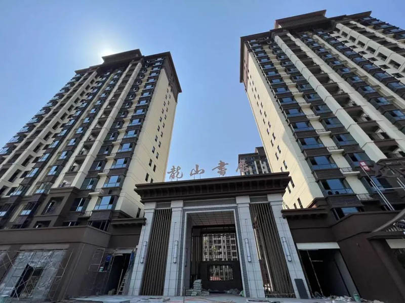 临武龙山书居位置怎么样？项目位于临武县官山北路与环城北路交汇处，项目总占地37233平米，实际建面约117528平米，小区规划住宅704户，停车位690个；楼盘预计在2023年8月份交房。