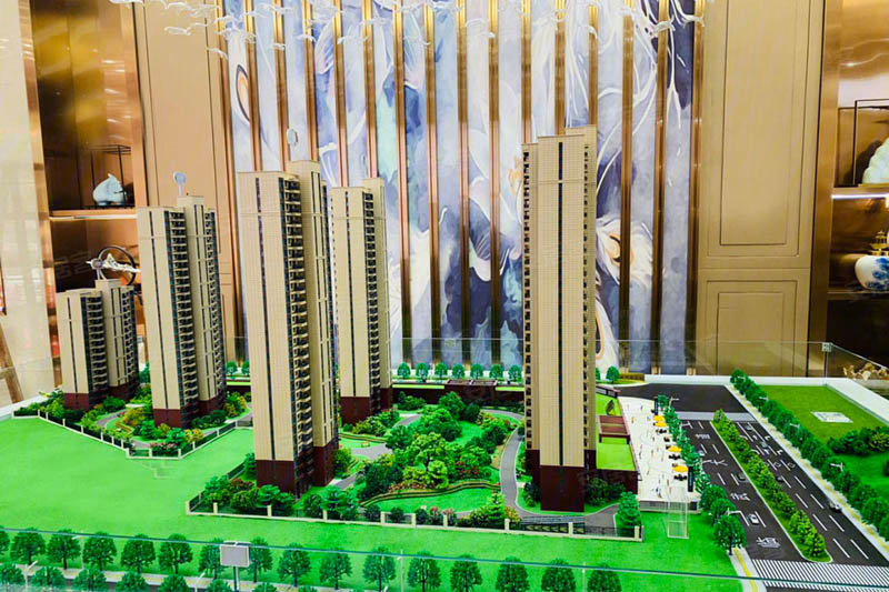 临武珑悦文兴府怎么样？项目占地18807平米，实际建面约80695平米，小区规划住宅465户，停车位451个；项目楼栋于2022-12-31全部竣工；楼盘坐落在临武大道与香花路交汇处东南角，汽车总站。