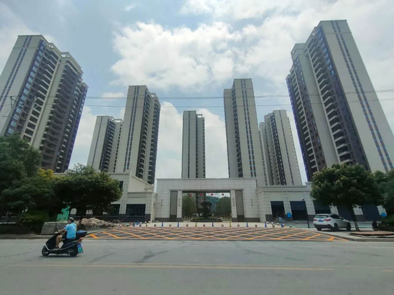 临武睿锋华府多少钱一平米？目前楼盘均价4300元每平米，项目总占地31096.82平米，小区规划住宅624户，停车位610个；楼盘坐落在临武县香花路与大武路交汇处。