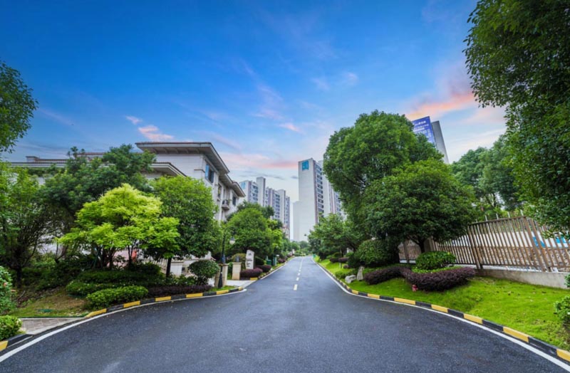 桂阳碧桂园怎么样？项目占地242亩，建筑面积约30万㎡，容积率低至约1.93，产品涵盖城市美墅及智能3.0花园洋房新品、近3万㎡社区风情商业街，产品涵盖城市美墅及智能3.0花园洋房新品。