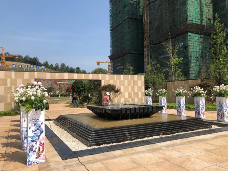 桂阳德泰鑫龙华府值得买吗？项目总占地139亩，小区规划建面约29万平米，小区规划住宅1892户，停车位840个；项目周边毗邻桂阳县蓉城中学，东塔中学。