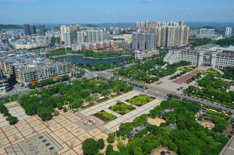 桂阳耀华金都汇二期怎么样？项目总占地41826平米，实际上建面约381897.27平米，小区规划住宅约1700余户，停车位约1100余个；楼盘坐落在桂阳县龙潭东路与文化路交汇处丽景花园105号。