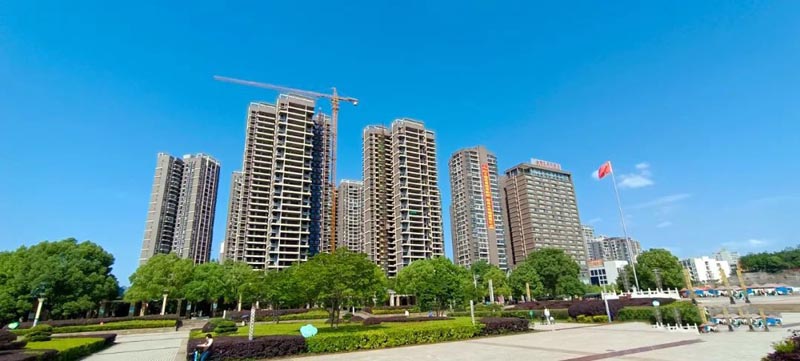 桂阳耀华金都汇二期怎么样？项目总占地41826平米，实际上建面约381897.27平米，小区规划住宅约1700余户，停车位约1100余个；楼盘坐落在桂阳县龙潭东路与文化路交汇处丽景花园105号。