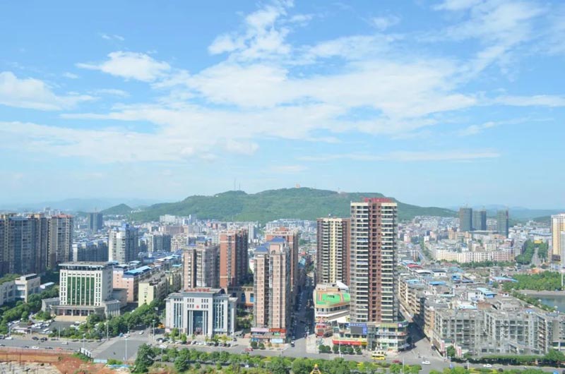 桂阳耀华金都汇二期怎么样？项目总占地41826平米，实际上建面约381897.27平米，小区规划住宅约1700余户，停车位约1100余个；楼盘坐落在桂阳县龙潭东路与文化路交汇处丽景花园105号。