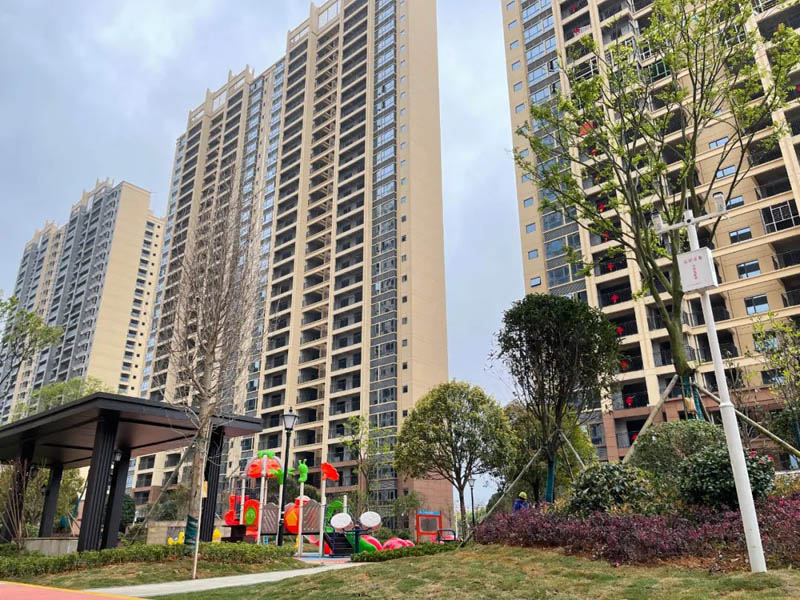 安仁达康永乐府房子怎么样？项目位于安仁大道与八一西路交汇处，小区规划住宅1022户，停车位870个；该楼盘预计在2022年12月31日全部竣工。目前主卖三房四房户型。