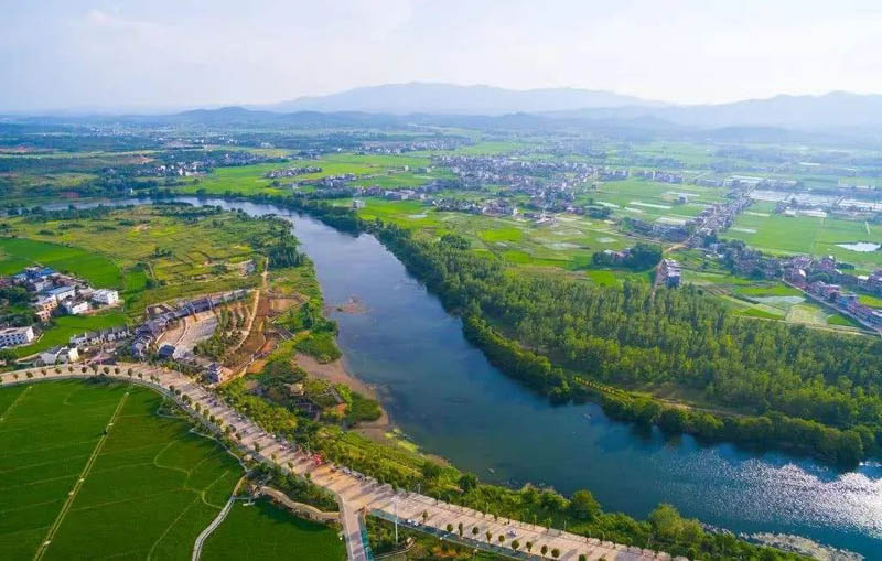 安仁江湾壹号房子怎么样？项目总占地52000平米，小区规划住宅540户，停车位500个；周边配有安仁一中、宜溪中学、玉潭学校、安仁中医院。楼盘坐落安仁县安仁县滨江北路沙滩公园对面。