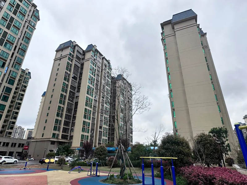 安仁中央翰府房子好不好？项目总占地70638平米，实际建面约981245.0平米，小区规划住宅有1260户，停车位1030个；该楼盘坐落在安仁县八一中路与安仁大道交汇处。