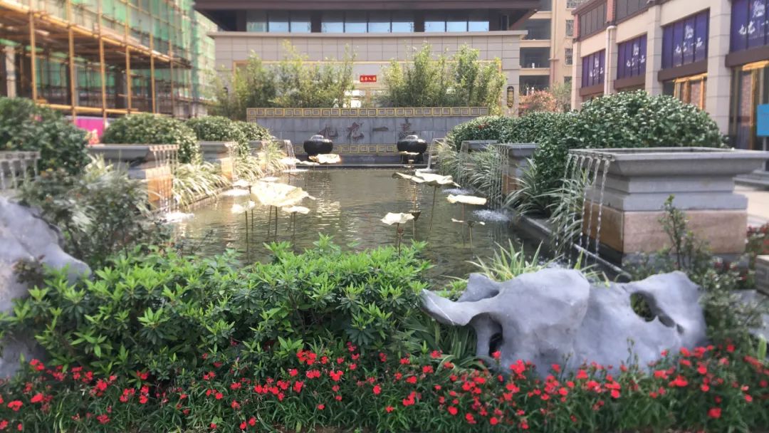 安仁九龙一品楼盘怎么样？项目总占地33000平米，实际建面约120000.0平米，容积率3.27 ，绿化率29%，小区规划住宅800户，停车位共600个；楼盘坐落在安仁县安仁大道与滨江南路交汇处。