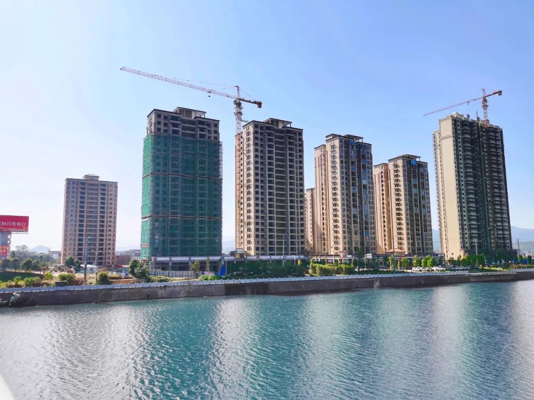 安仁九龙一品楼盘怎么样？项目总占地33000平米，实际建面约120000.0平米，容积率3.27 ，绿化率29%，小区规划住宅800户，停车位共600个；楼盘坐落在安仁县安仁大道与滨江南路交汇处。