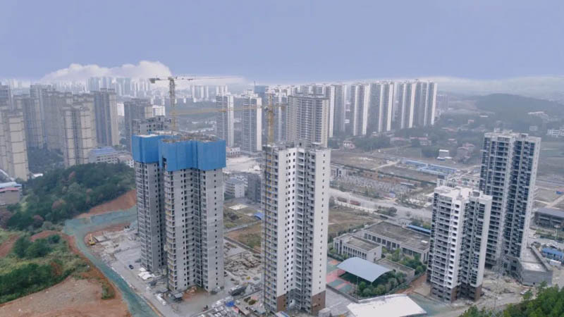 安仁源丰雅苑房子好不好？项目总占地约40亩，实际建面约7.5万方，容积率2.56，小区规划住宅439户；周边毗邻三完小、玉潭学校、安仁五中，楼盘坐落在安仁县八一东路（县司法局右侧）。