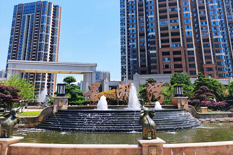 郴州林邑星湖湾怎么样？项目总占地约20万平米，小区规划住宅4973户，停车位约6800个，周边配有郴州市中医院、郴州人民医院、妇幼保健医院；楼盘坐落在郴州市爱莲湖公园旁。