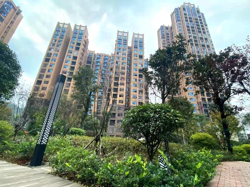 郴州明大公园九里怎么样？项目总占地160亩，实际建面约约40万方，小区规划住宅2488户，停车位1549个；周边配有***人民医院、***人民医院南院、市中医院；