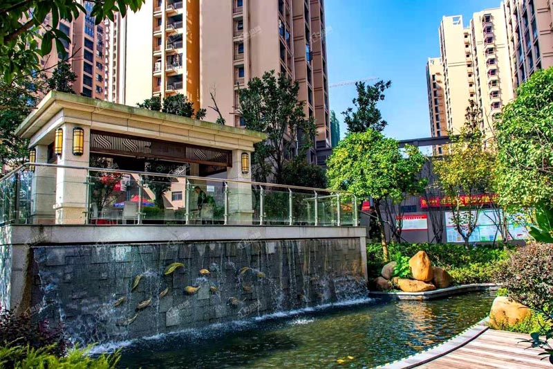 郴州明大公园九里怎么样？项目总占地160亩，实际建面约约40万方，小区规划住宅2488户，停车位1549个；周边配有***人民医院、***人民医院南院、市中医院；