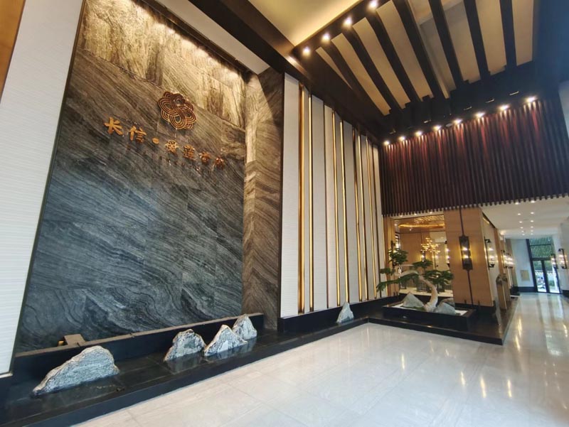 郴州长信爱莲首府怎么样？项目总占地约75亩，小区一期规划1226户，一期停车位1290个；周边配有郴州市十九中、三完小（东校区）、计划引入九中；楼盘坐落郴州市香雪路与郴江路交汇处。