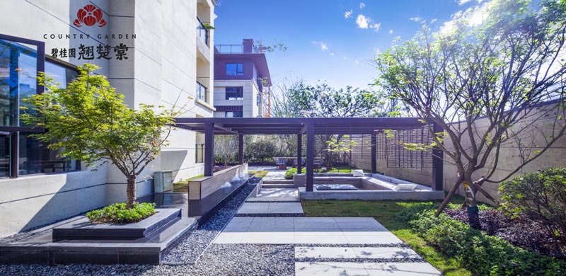 郴州碧桂园翘楚棠值得买吗？项目总占地353亩，实际的建面约70万方，小区规划住宅翘楚棠1921户，停车位1839个；周边配有郴州市人民医院东院、郴州市中医医院、湘南中学、金海学校等。