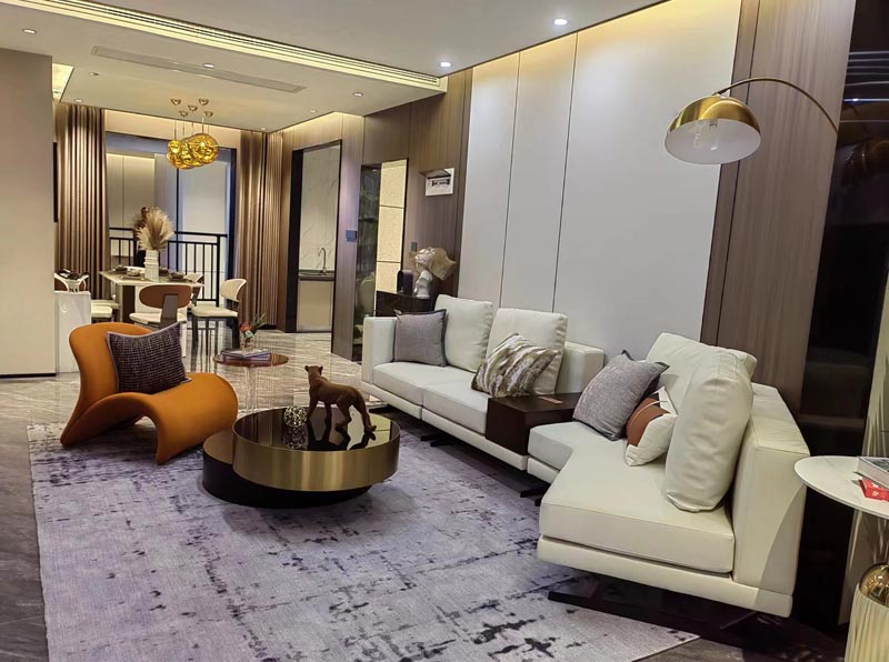 郴州云顶澜山怎么样？项目共7栋住宅、一栋幼儿园（1953㎡面积的9班制）组成，共计住户1027户，921个停车位，项目自带5000平米配套商业街区（含一个300㎡的净菜市场）。