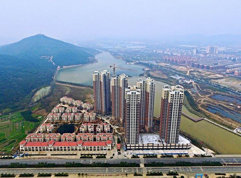 郴州华一千里湖山楼盘怎么样？项目二期占地面积100亩，总建筑面积约29万㎡，由15栋（层高30~31层）高层住宅组成，规划户数1701户，地下车位1633个，绿化率35.2%。