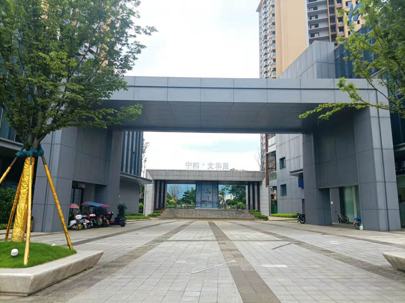 郴州宁邦广场房子值得买吗？项目总用地规模约536.6亩，建筑面积约168万平方米，13万多平方大型购物中心加商业街区及公寓，周边配有人民医院东院、白露塘中心医院、苏仙区人民医院、中医院等。