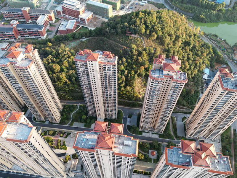 郴州荣裕美丽缘三期怎么样？项目总占地37577平米，小区规划住宅1166户，项目周边郴州市第二十七完全小学、观山洞学校、湘南中小学、金海学校、郴雅学校及市二中新址等，名校汇聚。