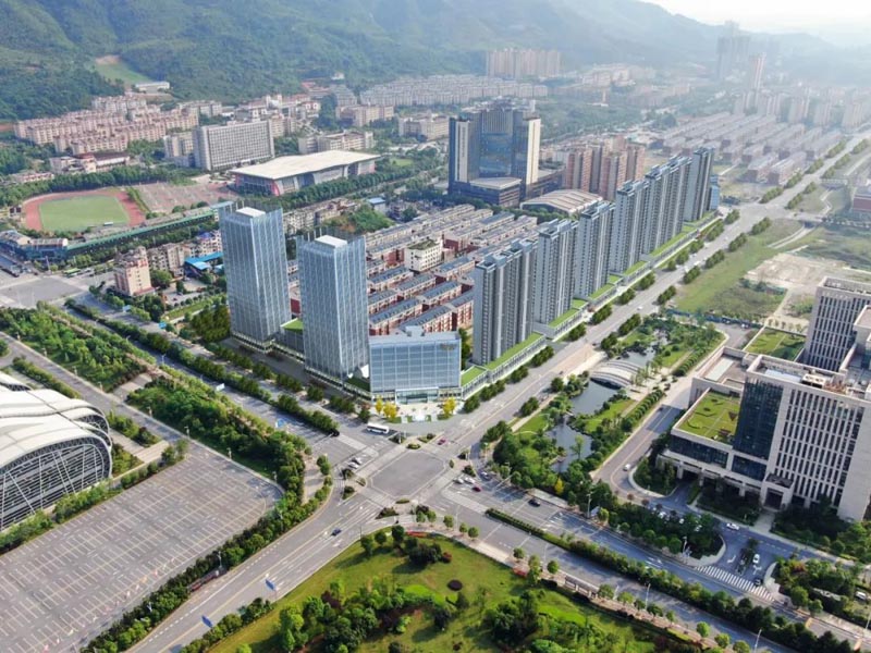 郴州兴康城东央值得买吗？项目占地3万5千多方，总建面积16万方，由9栋住宅、1栋酒店、2栋公寓及全业态区域型的商业街区组合而成；周边配有人民医院东院、市中医院、金海学校、湘南中学。