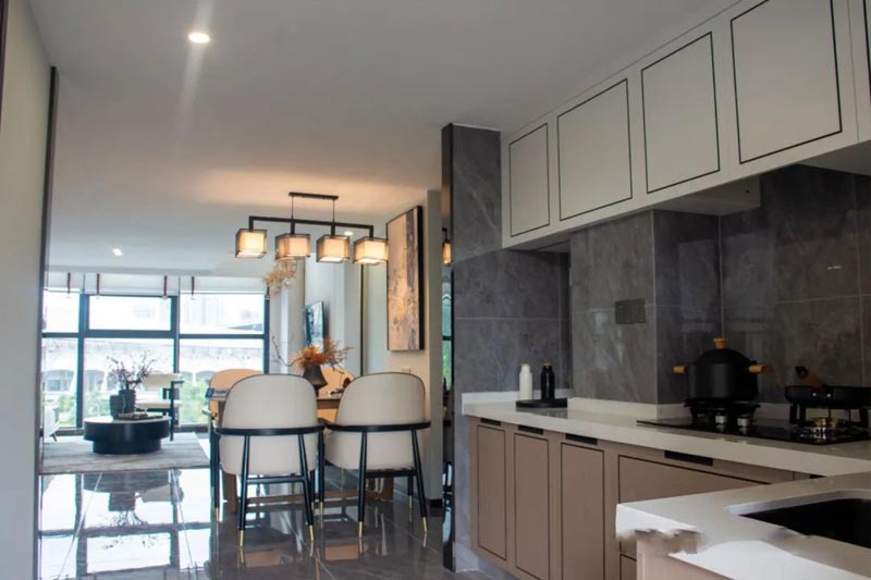 郴州城东央商业广场怎么样？项目占地3万5千多方，总建面积16万方，由9栋住宅、1栋酒店、2栋公寓及全业态区域型的商业街区组合而成。小区规划住宅497户，停车位954个。