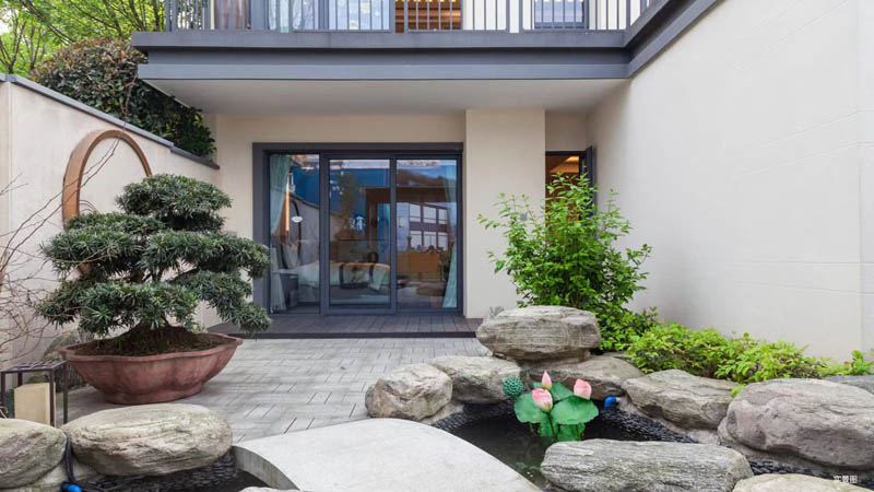 郴州雅居乐合景南麓山居值得买吗？项目总占地约8775亩，目前一期规划1318户；周边配有白露塘中心医院、***人民医院东院、新中医院、第四人民医院、塘溪学校、金海中学、湘南中小学等。