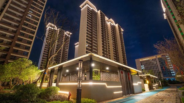 郴州长房金宸府房子值得买吗？项目总占地面积约83.61亩，总建筑面积约17万方，项目容积率约为2.5，绿化率35%，规划总户数1023户，停车位规划约1007个，小区实行人车分流。约4.5万方园林。