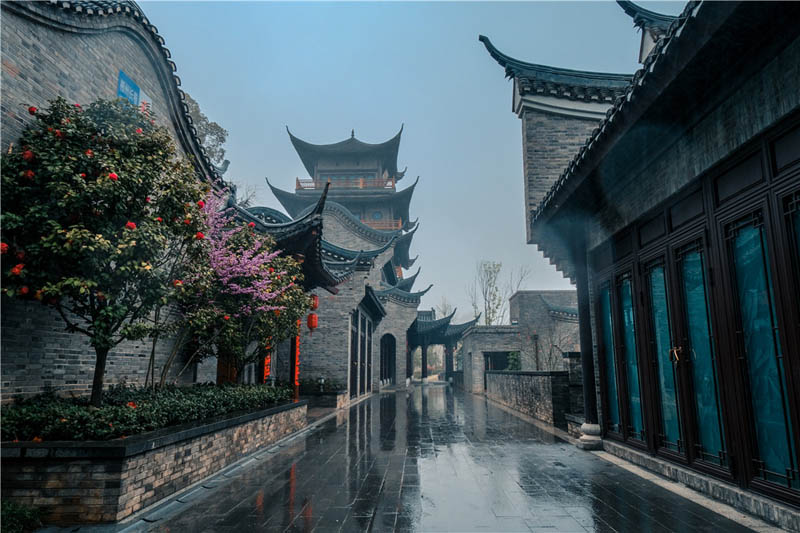 郴州长卷二期房子值得买吗？项目总占地109620平米，小区规划住宅526户，停车位849个；周边配有郴州中医院、第四人民医院、郴州人民医院东院、观山学校；楼盘坐落在郴州市王仙岭国际度假区东大门。