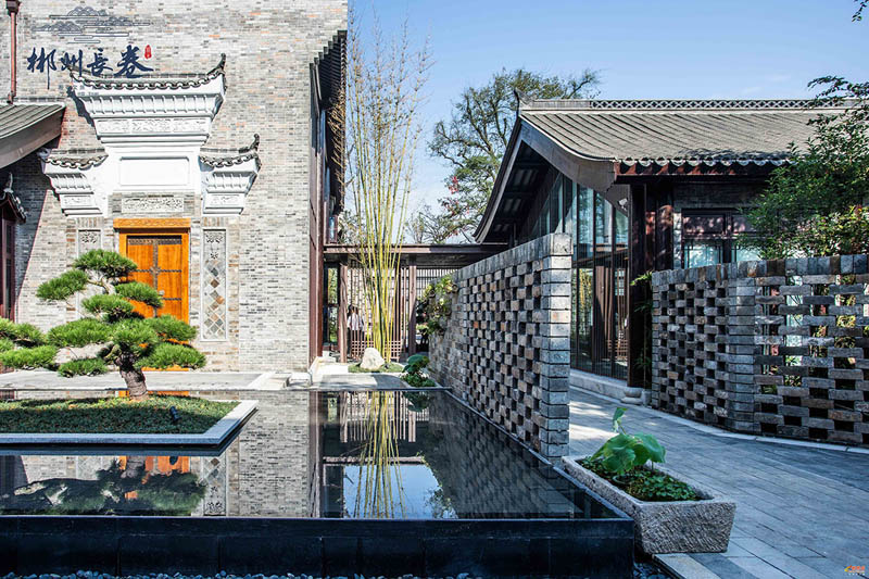 郴州长卷二期房子值得买吗？项目总占地109620平米，小区规划住宅526户，停车位849个；周边配有郴州中医院、第四人民医院、郴州人民医院东院、观山学校；楼盘坐落在郴州市王仙岭国际度假区东大门。