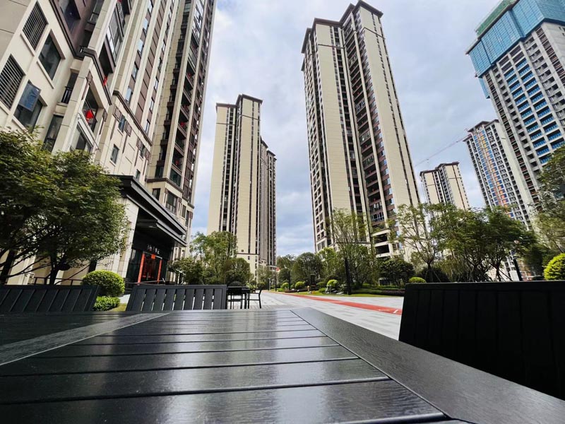 湖南建投东玺台房子值得面吗？项目目前开发建设一、二期占地257亩，建筑面积约67万㎡，由26栋高层住宅、1栋幼儿园组成。东玺台雄据城东新区核芯，地处郴州大道与观山大道交汇处。