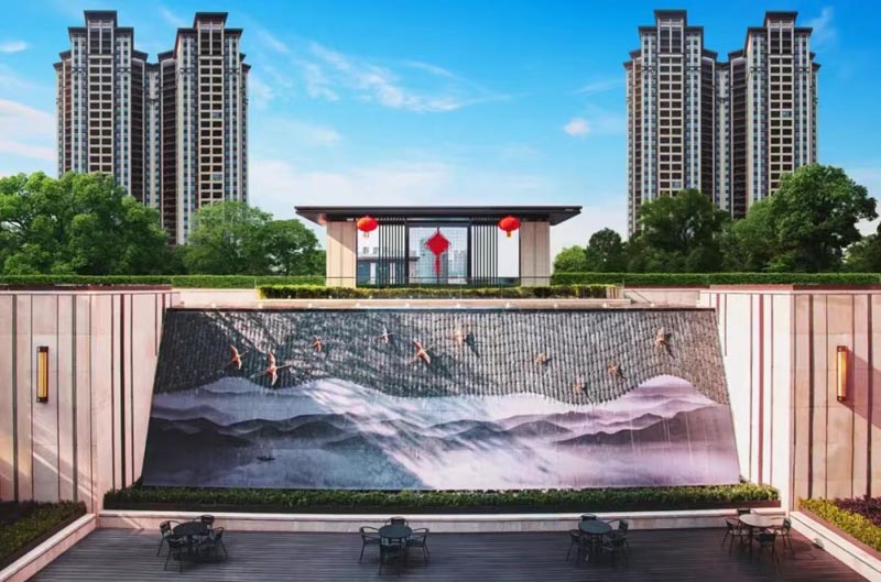 湖南建投东玺台房子值得面吗？项目目前开发建设一、二期占地257亩，建筑面积约67万㎡，由26栋高层住宅、1栋幼儿园组成。东玺台雄据城东新区核芯，地处郴州大道与观山大道交汇处。