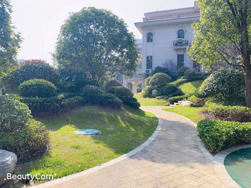 湖南建投东玺台房子值得面吗？项目目前开发建设一、二期占地257亩，建筑面积约67万㎡，由26栋高层住宅、1栋幼儿园组成。东玺台雄据城东新区核芯，地处郴州大道与观山大道交汇处。