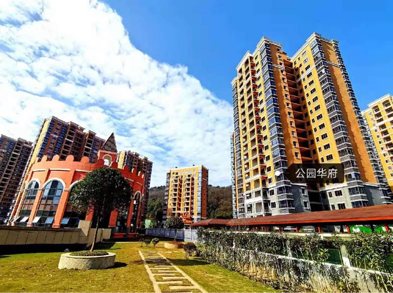 郴州公园华府房子值得买吗？项目总占地112895平米，实际建面约16万平米，小区规划住宅812户，停车位1669个；周边配有十六完小、十九中；楼盘坐落在郴州市国庆南路和青年大道的交汇处。