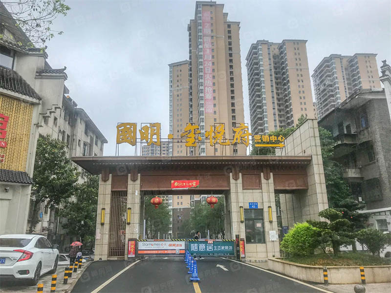 郴州国明玺悦府值得买吗？项目总建筑面积约20万平米，项目共分为两期开发，总规划住宅1236户，停车位1200个；周边配有北湖实验中学、市九中、市六中、人民医院、湘南学院附属医院。