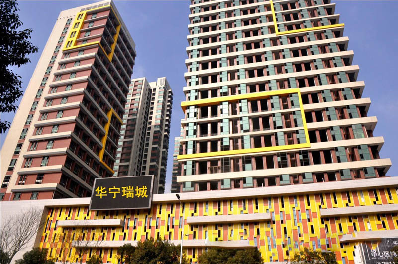 郴州华宁公寓值得买吗？项目总建筑面积2.8万㎡，共20层，其中地下三层为全自动停车位，地上17层：2层商业、15层为标准的写字楼和高端商务酒店。其中2楼已经签约了郴州网红餐饮--邂逅撒椒鱼。