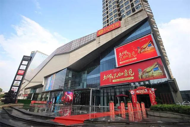 郴州美美世界房子值得买吗？项目总占地49118.2平米，小区规划住宅1300户，停车位2300多个；周边配有市五中、第三完全小学；楼盘坐落在郴州市北湖区人民西路与国庆路交汇处。