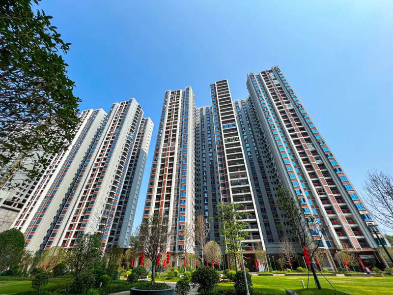 郴州东升丹桂园房子值得买吗？项目总占地2万方，实际建面约20万方，小区规划住宅1078户，停车位1092个；周边配有增福中学、明星学校、骨科医院；楼盘坐落郴州市郴州大道&bull;郴州科技工业园正门。