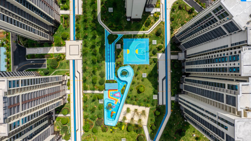 郴州恒嘉月伴湾房子值得买吗？项目占比面积约4.2万㎡，总建筑面积13.5万㎡，容积率2.5；与3000亩月形山公园直接相连；周边配有增福中学、四十四完小；楼盘坐落在郴州市兴城路月形山公园旁。