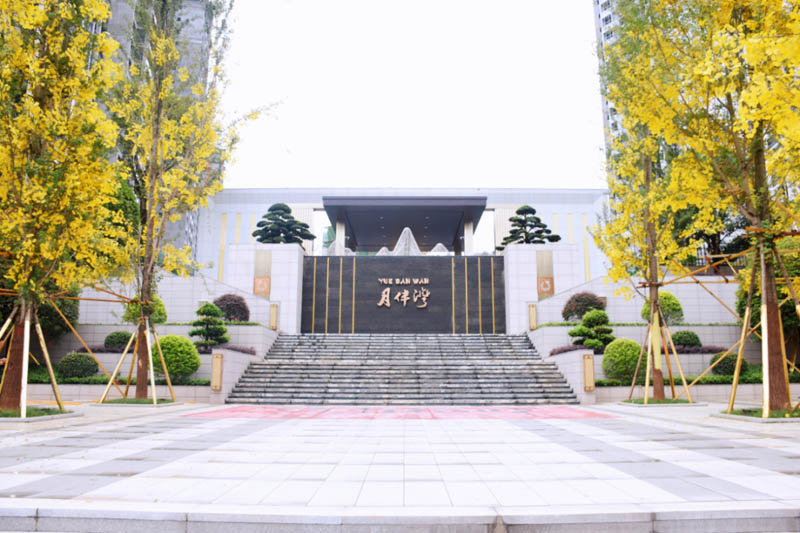 郴州恒嘉月伴湾房子值得买吗？项目占比面积约4.2万㎡，总建筑面积13.5万㎡，容积率2.5；与3000亩月形山公园直接相连；周边配有增福中学、四十四完小；楼盘坐落在郴州市兴城路月形山公园旁。