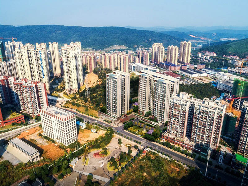 郴州联兴熹玥台房子值得买吗？项目总占地12亩，实际建面约32000平米，小区规划住宅216户；周边配有丰祺学校，四十四完小、增福中学；楼盘坐落在郴州市高铁新区月形山公园正对面。