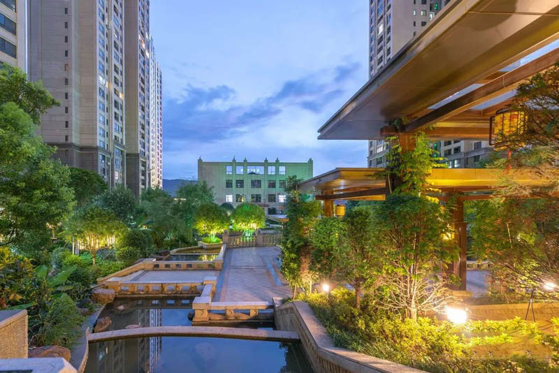 郴州时代广场房子值得买吗？项目总占地8745.07平米，实际建面约59819平米，小区规划住宅291个；周边配有湘南学院附属医院、十八中学、七完小；楼盘坐落郴州市国庆北路33-12号原北湖市场正对面。