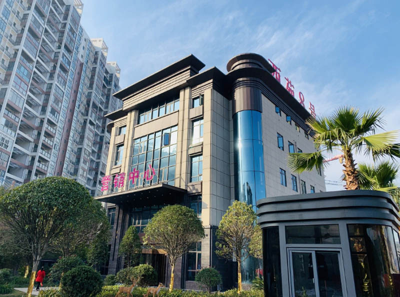 郴州西苑8号房子值得买吗？项目总用地面积约29780平方米。项目内6号楼与北面2号楼间距为22.32米；小区规划住宅836户，停车位771个；楼盘坐落郴州市松山路与兴城路交汇处。